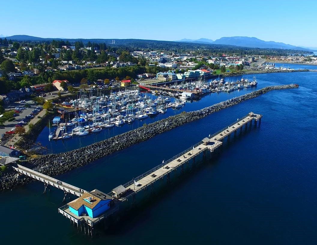 An aerial view of boats sitting in the harbour.